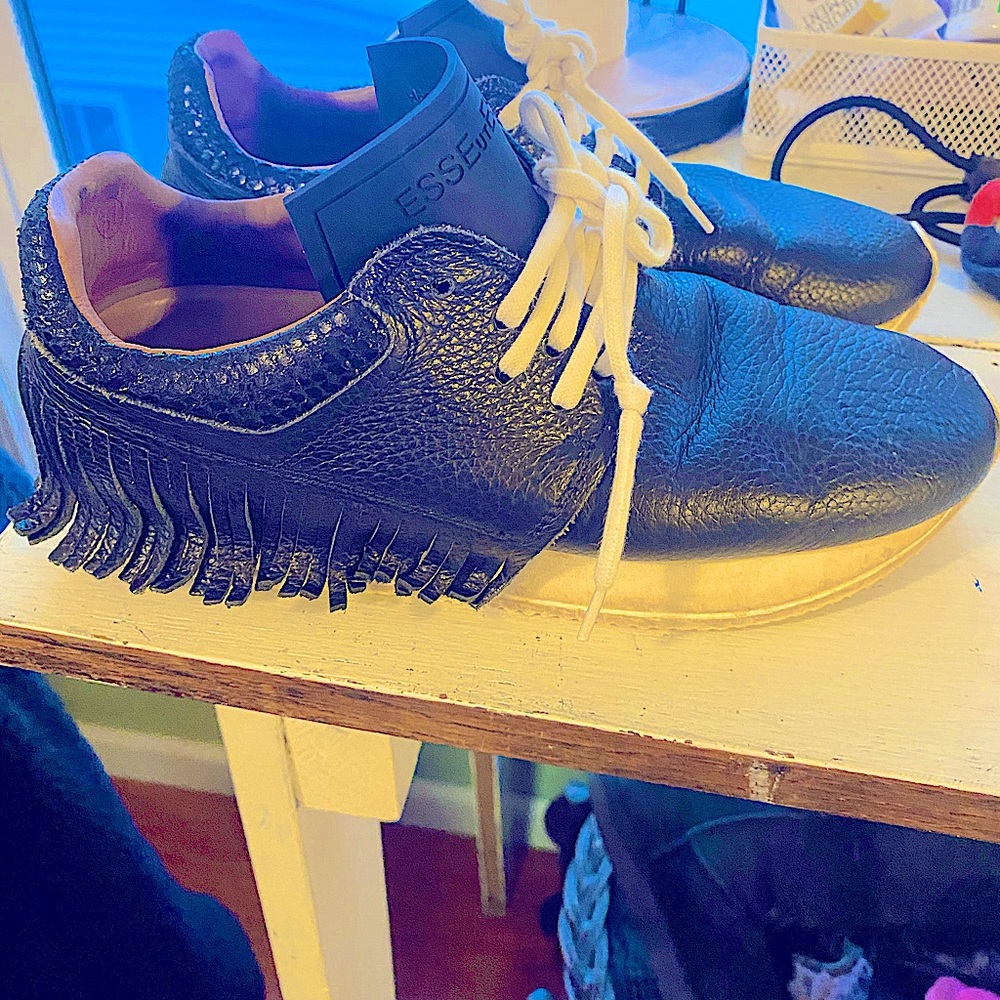 ESSEUTESSE Black fridge sneakers comes with leather and white laces!